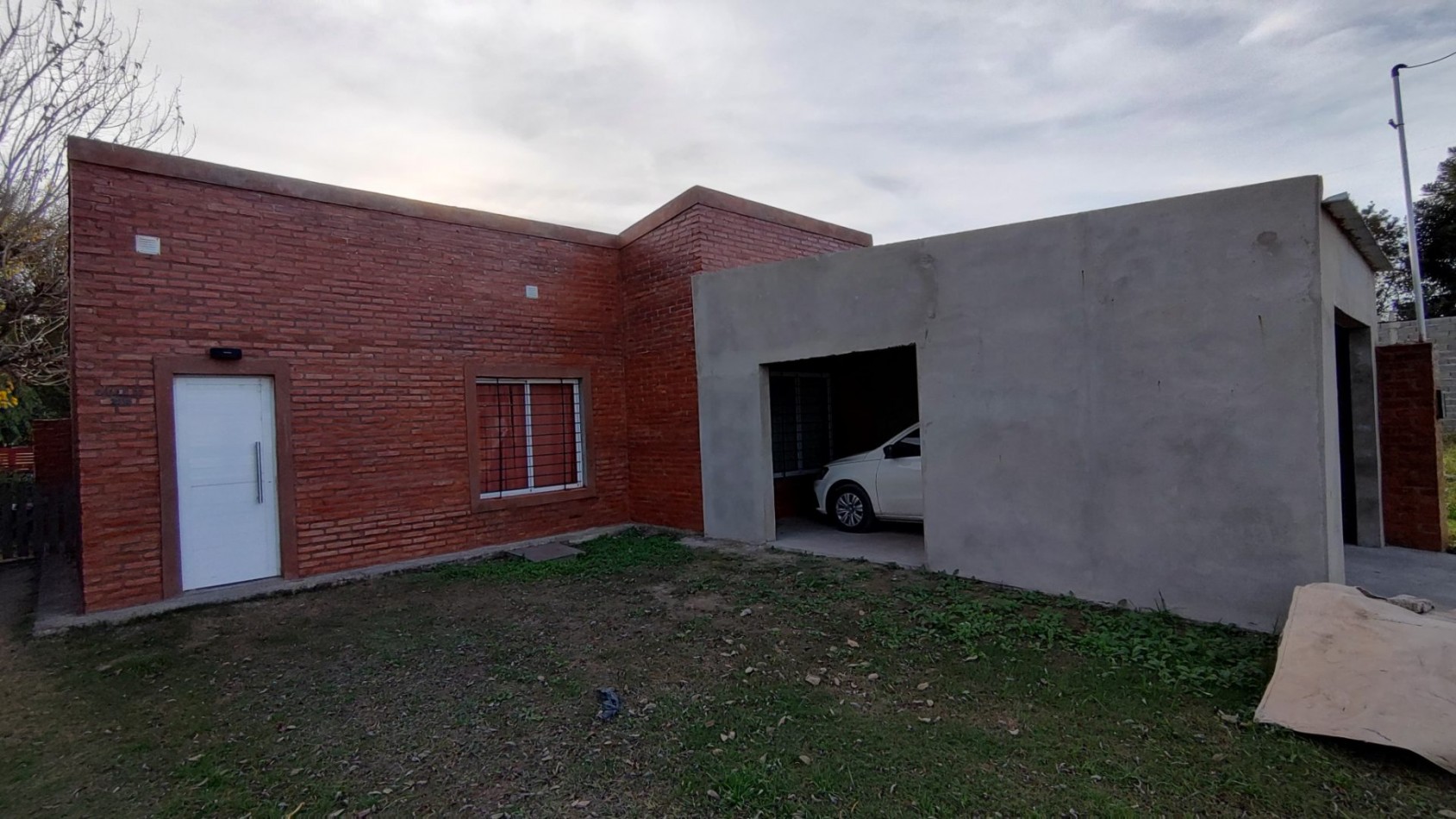 CASA DE DOS DORMITORIOS Y COCHERA, SAUCE VIEJO