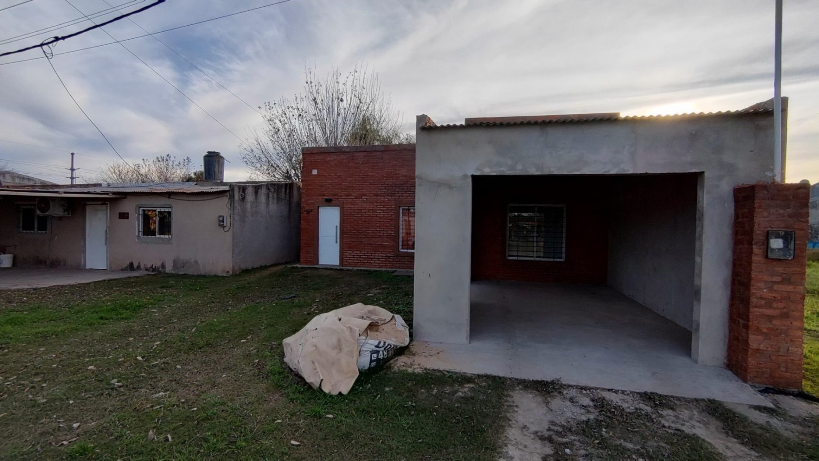 CASA DE DOS DORMITORIOS Y COCHERA, SAUCE VIEJO
