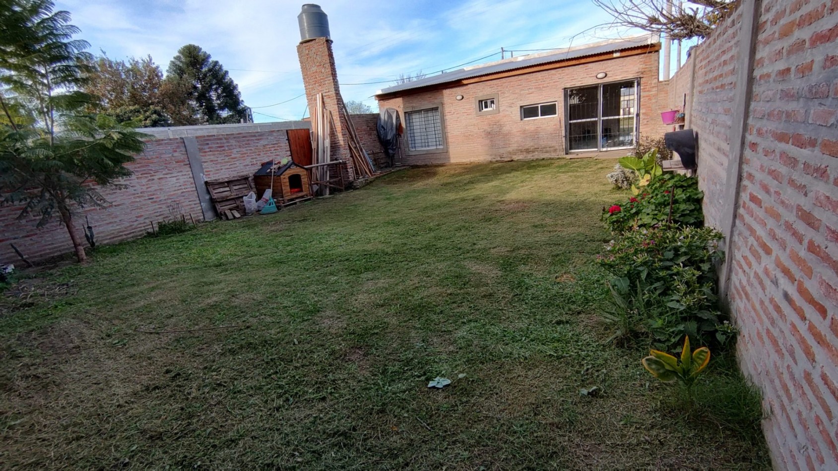 CASA DE DOS DORMITORIOS Y COCHERA, SAUCE VIEJO