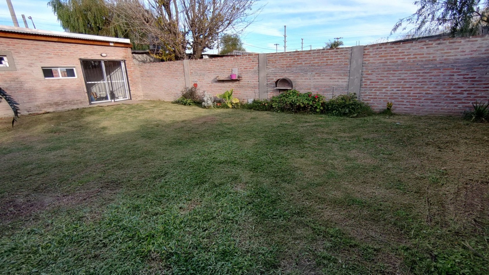 CASA DE DOS DORMITORIOS Y COCHERA, SAUCE VIEJO