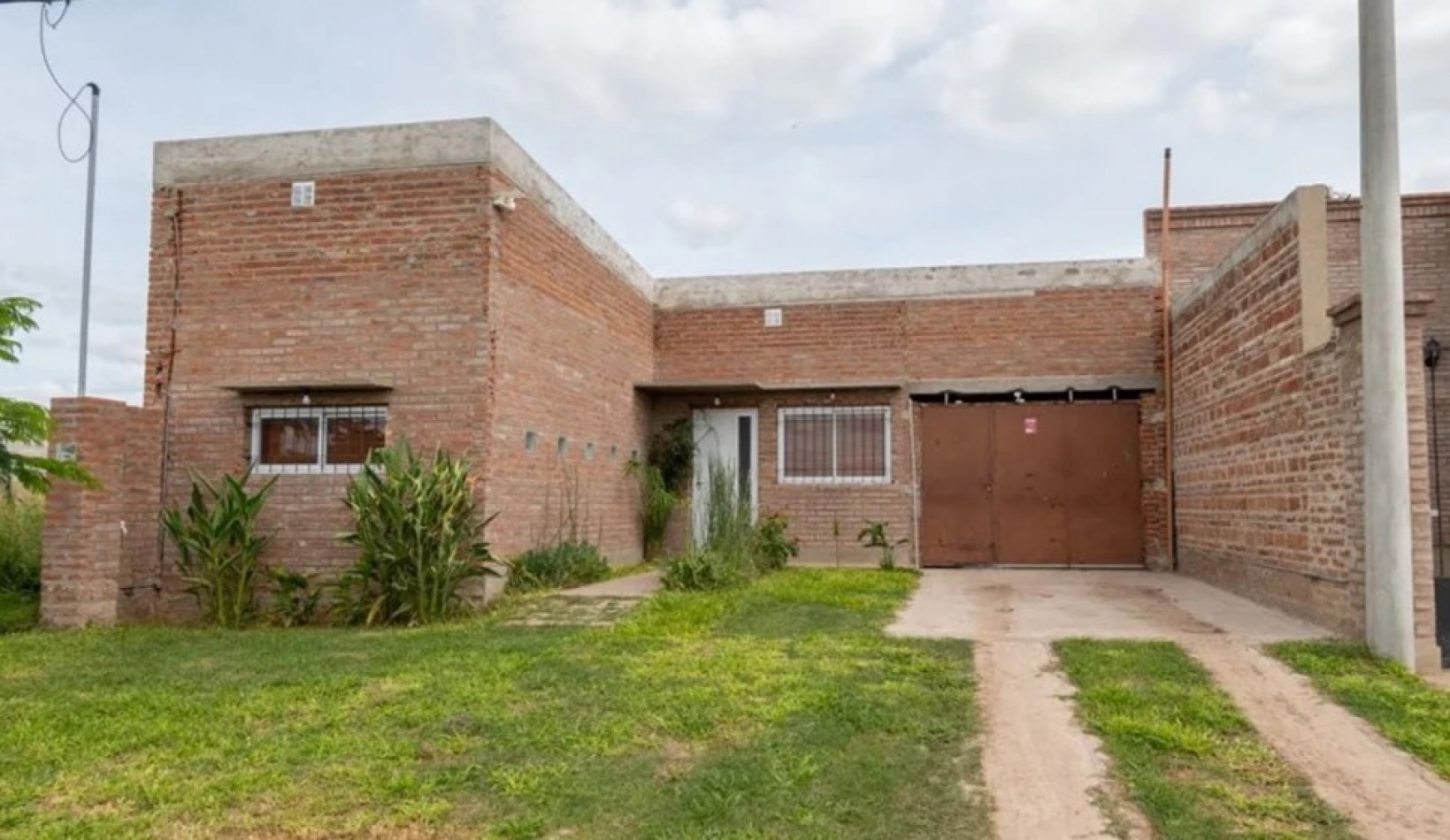 Casa de 2 dormitorios , cochera y patio - Praderas