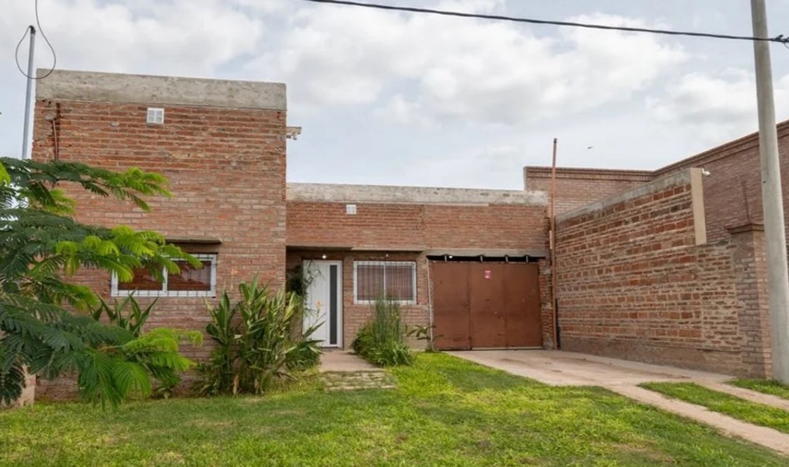 Casa de 2 dormitorios , cochera y patio - Praderas