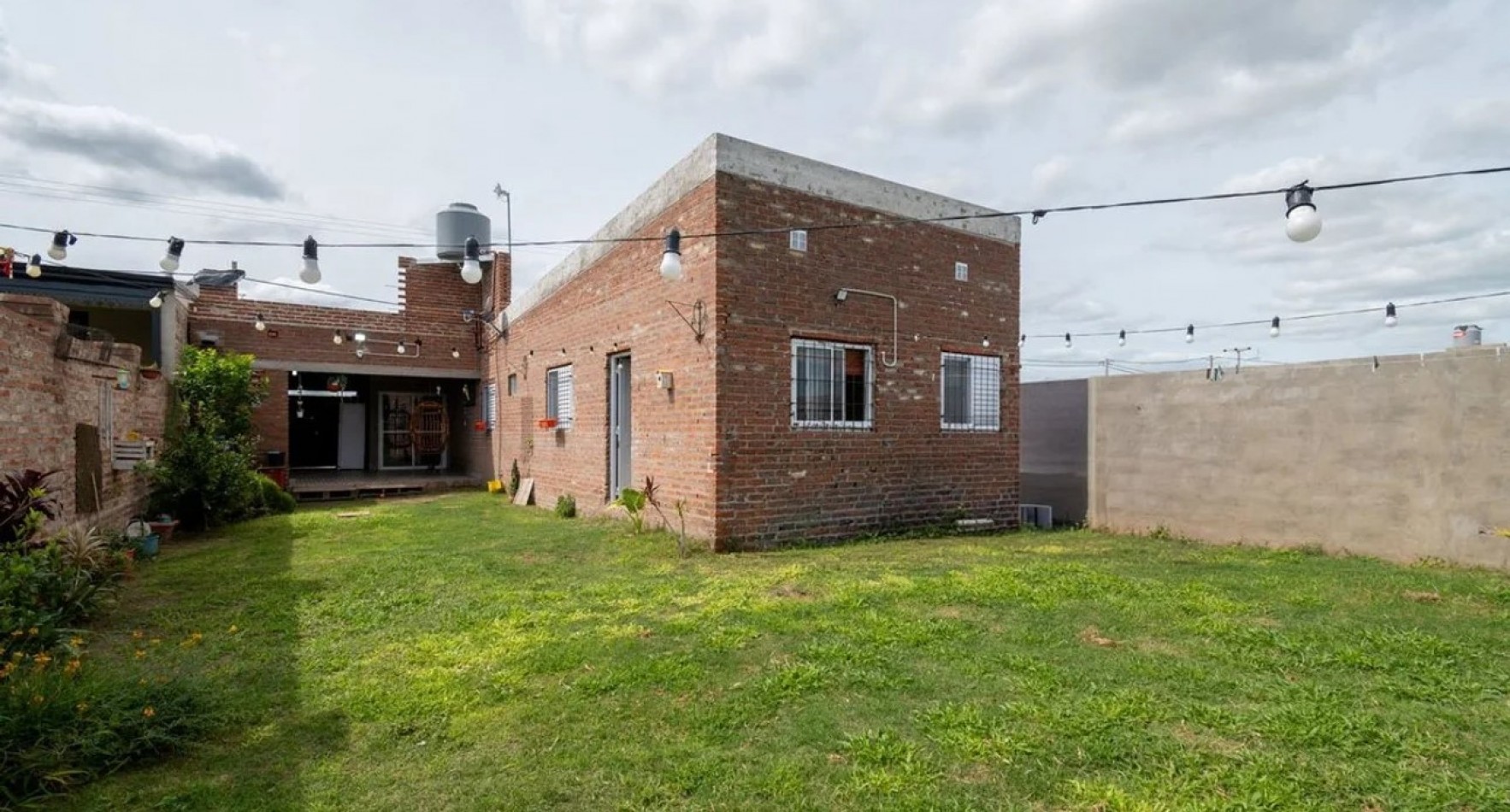 Casa de 2 dormitorios , cochera y patio - Praderas