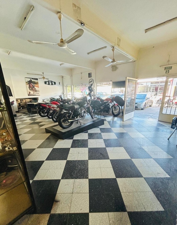 Locales comerciales sobre Av. 7 de Marzo, Santo Tome