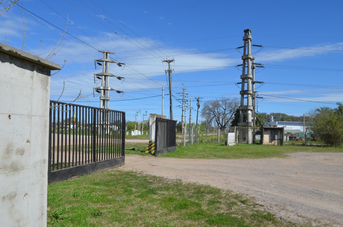 GALPON INDUSTRIAL CON OFICINAS, SOBRE TERRENO DE 2,5 HECTAREAS, A METROS DE RUTA 11