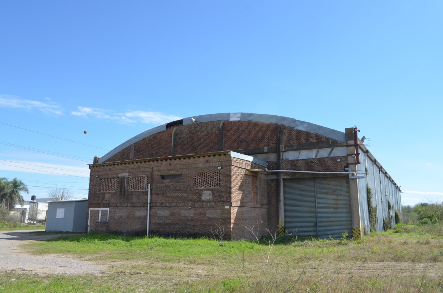 GALPON INDUSTRIAL CON OFICINAS, SOBRE TERRENO DE 2,5 HECTAREAS, A METROS DE RUTA 11
