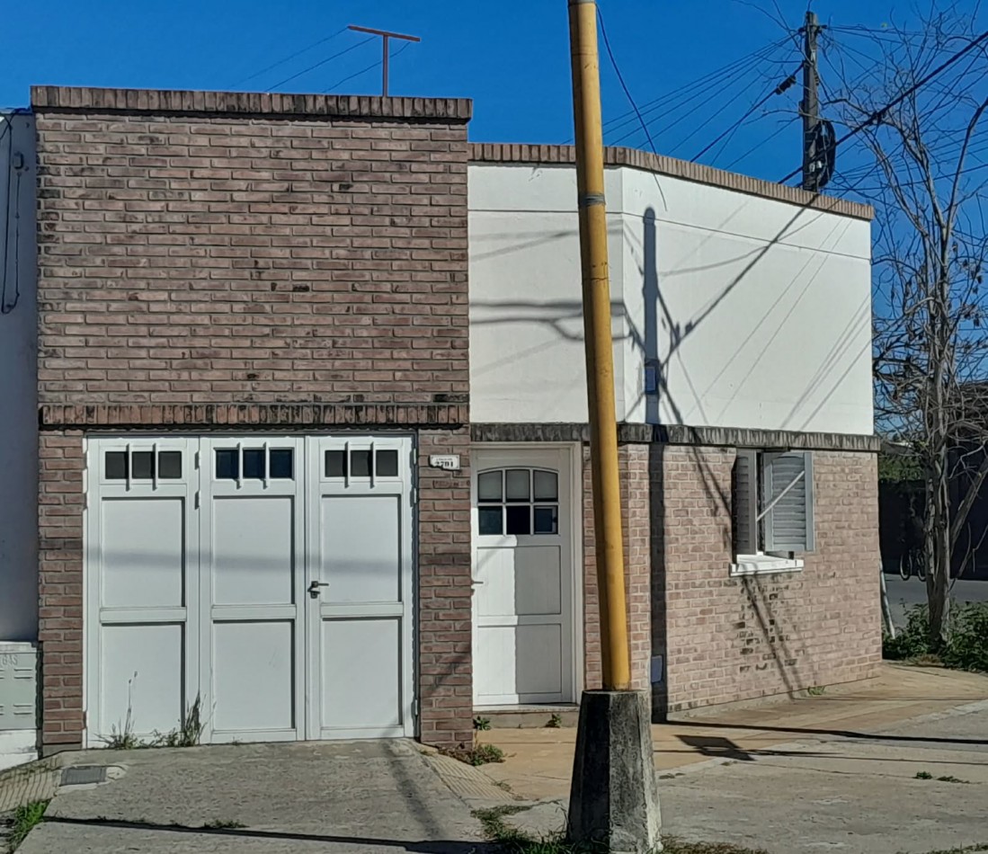 CASA DE 2 DORMITORIOS CON COCHERA
