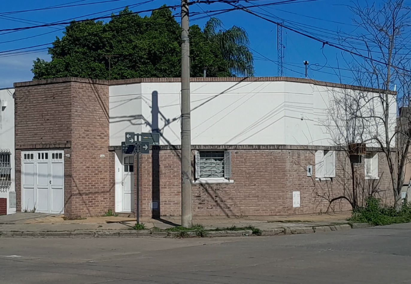 CASA DE 2 DORMITORIOS CON COCHERA