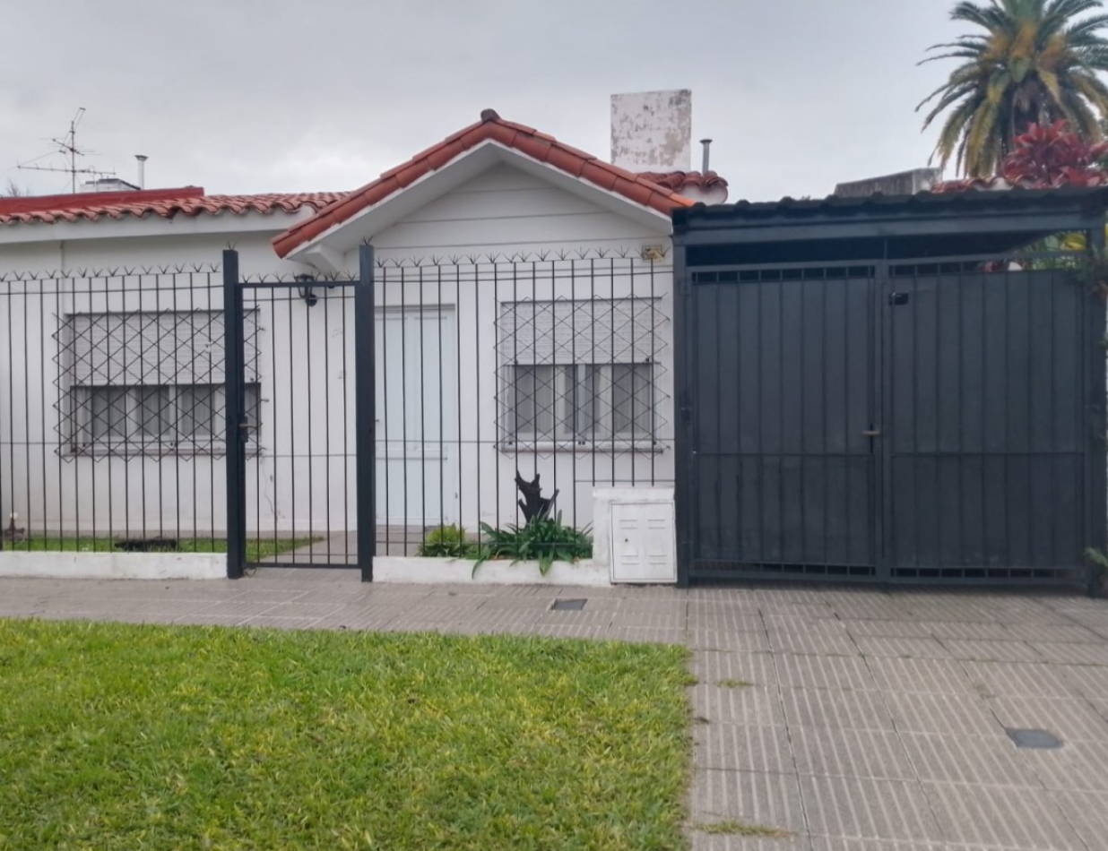CASA DE 2 DORMITORIOS + OFICINA Y PISCINA