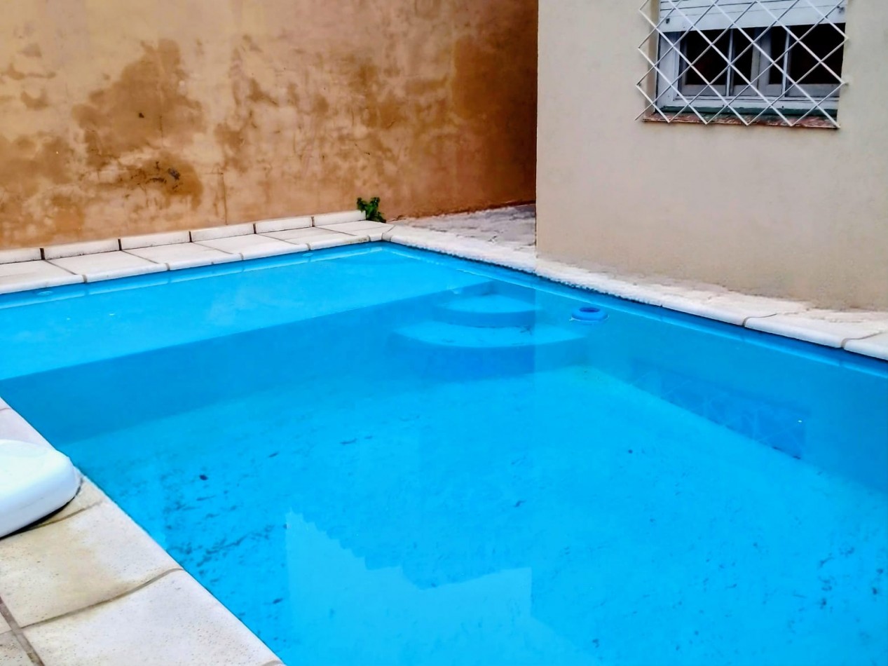 CASA DE 2 DORMITORIOS + OFICINA Y PISCINA