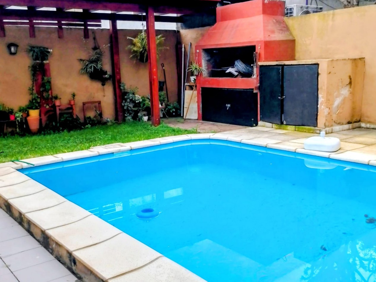 CASA DE 2 DORMITORIOS + OFICINA Y PISCINA