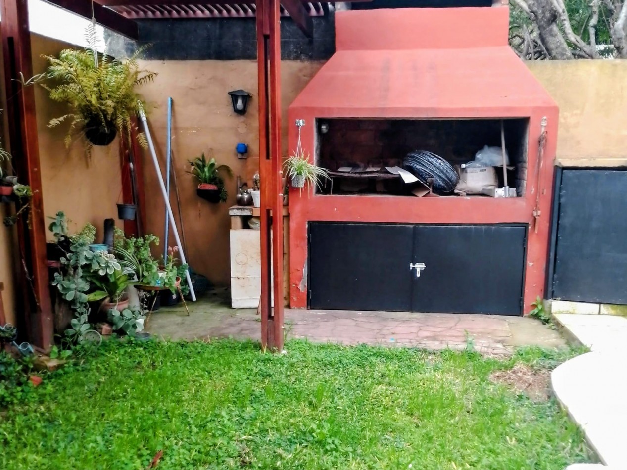 CASA DE 2 DORMITORIOS + OFICINA Y PISCINA