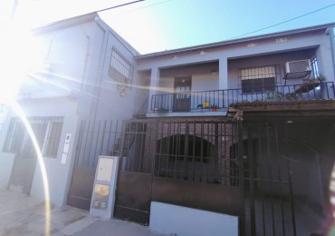 Casa  a metros de  avenida de 4 dormitorios , cochera y patio 