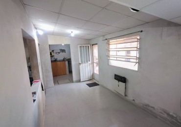 Casa con cohera y patio a metros de avenida galicia - posibilidad de dos dormitorios 