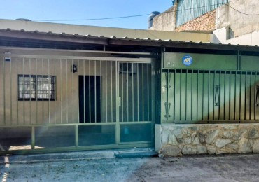 CASA DE DOS DORMITORIOS, CON PATIO Y COCHERA, SANTA FE