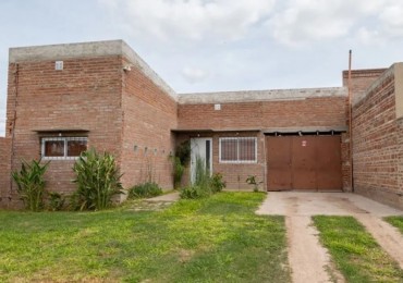 Casa de 2 dormitorios , cochera y patio - Praderas