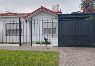 CASA DE 2 DORMITORIOS + OFICINA Y PISCINA